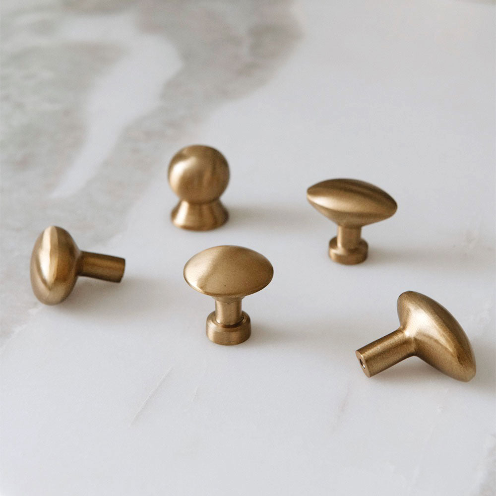 Roan Iris Antique Brass Knob –